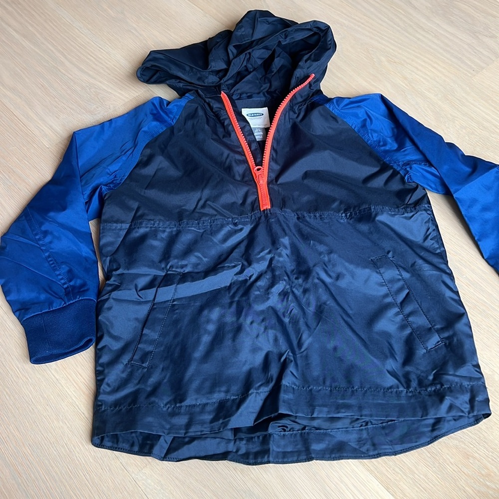 Lightweight kids pull over jacket. Size 6-7 Small